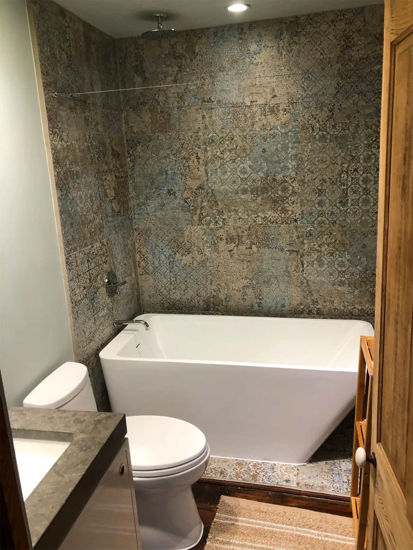 Patterned tile shower surround with soaking tub